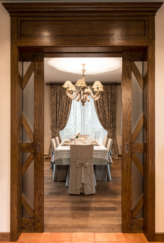 This is an example of a farmhouse dining room in Moscow.