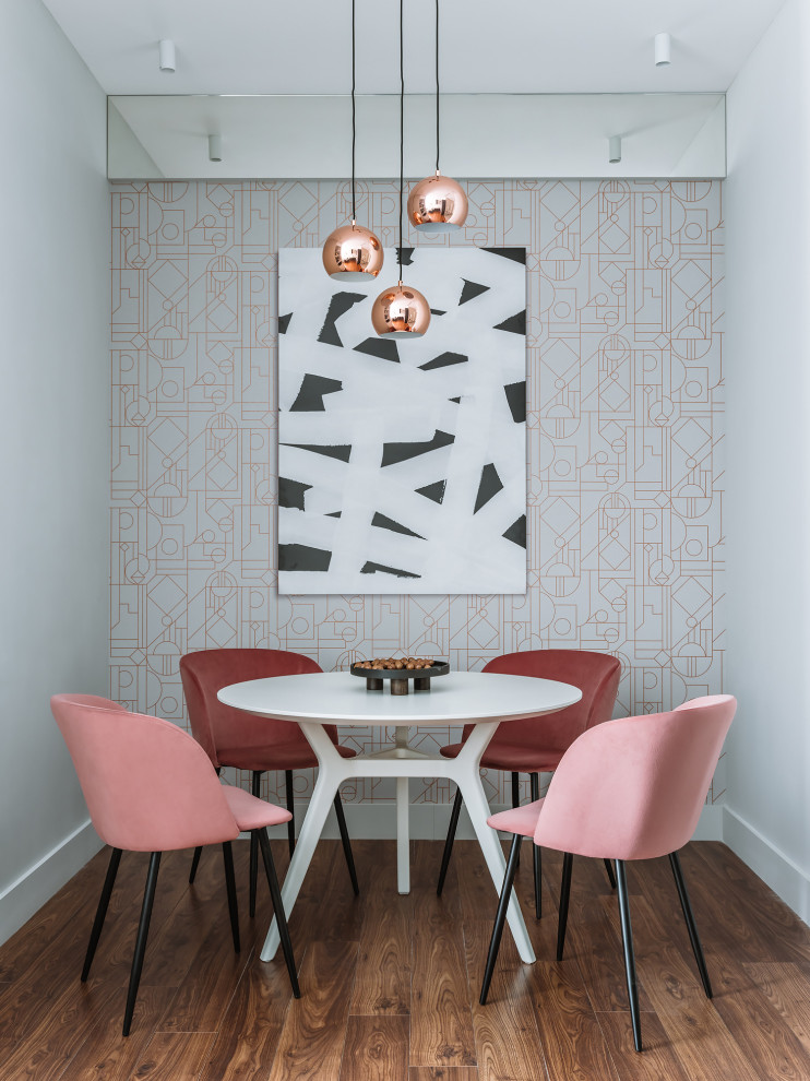 Idées déco pour une salle à manger ouverte sur la cuisine contemporaine de taille moyenne avec un mur gris, un sol en bois brun, un sol marron et du papier peint.