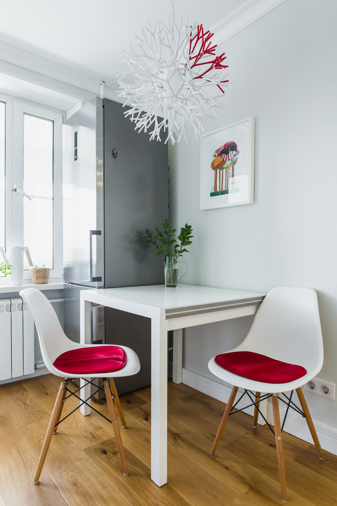 Свежая идея для дизайна: кухня-столовая в современном стиле с серыми стенами и паркетным полом среднего тона - отличное фото интерьера