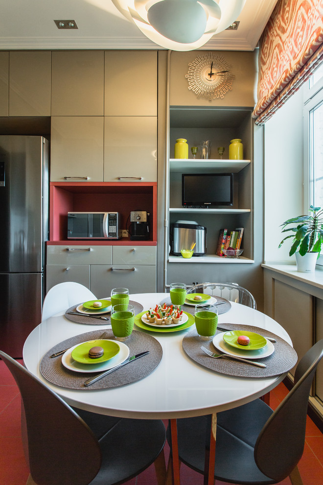 На фото: маленькая кухня-столовая в современном стиле с бежевыми стенами для на участке и в саду