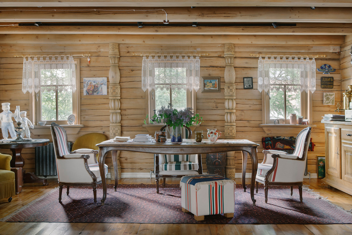 Offenes Eklektisches Esszimmer mit beiger Wandfarbe und braunem Holzboden in Moskau