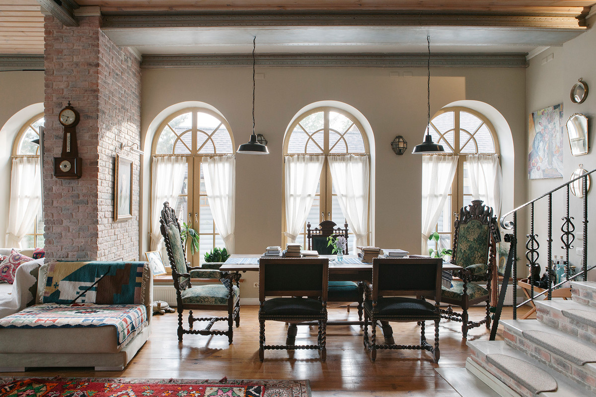 Immagine di una sala da pranzo aperta verso il soggiorno eclettica con pareti beige e pavimento in legno massello medio