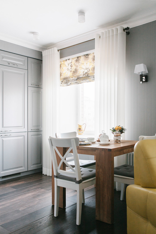 Immagine di una sala da pranzo aperta verso il soggiorno contemporanea con pareti grigie, parquet scuro e pavimento marrone