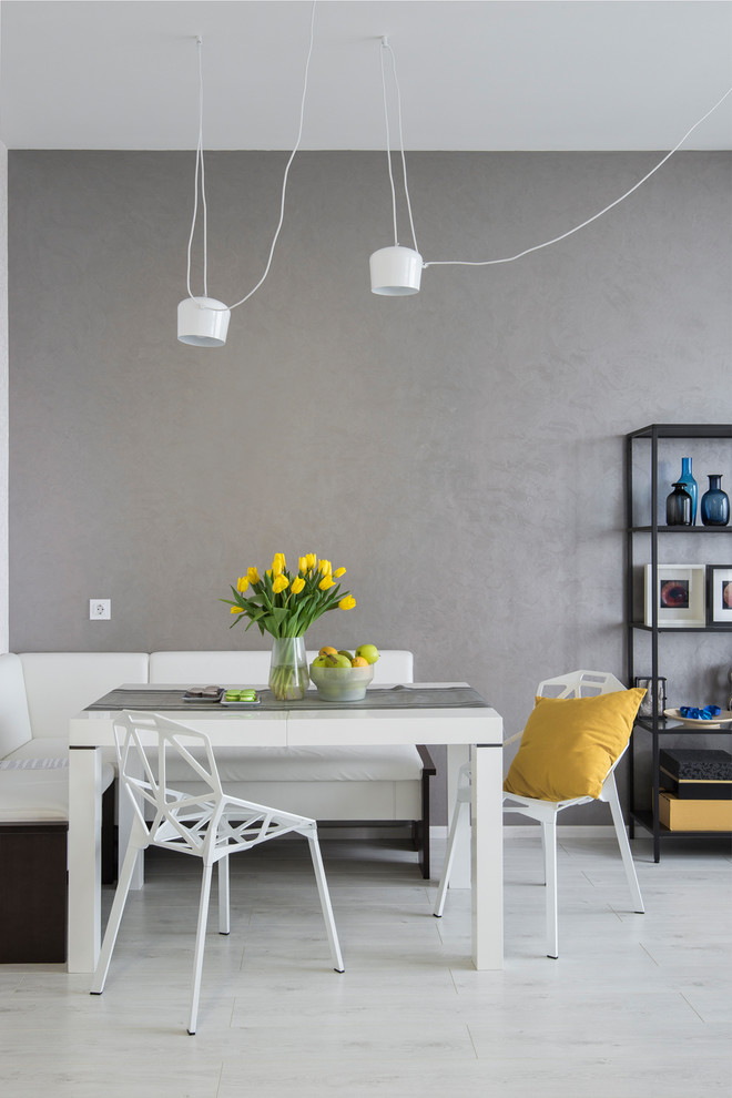 Ispirazione per una sala da pranzo aperta verso il soggiorno contemporanea con pareti grigie, parquet chiaro e pavimento bianco