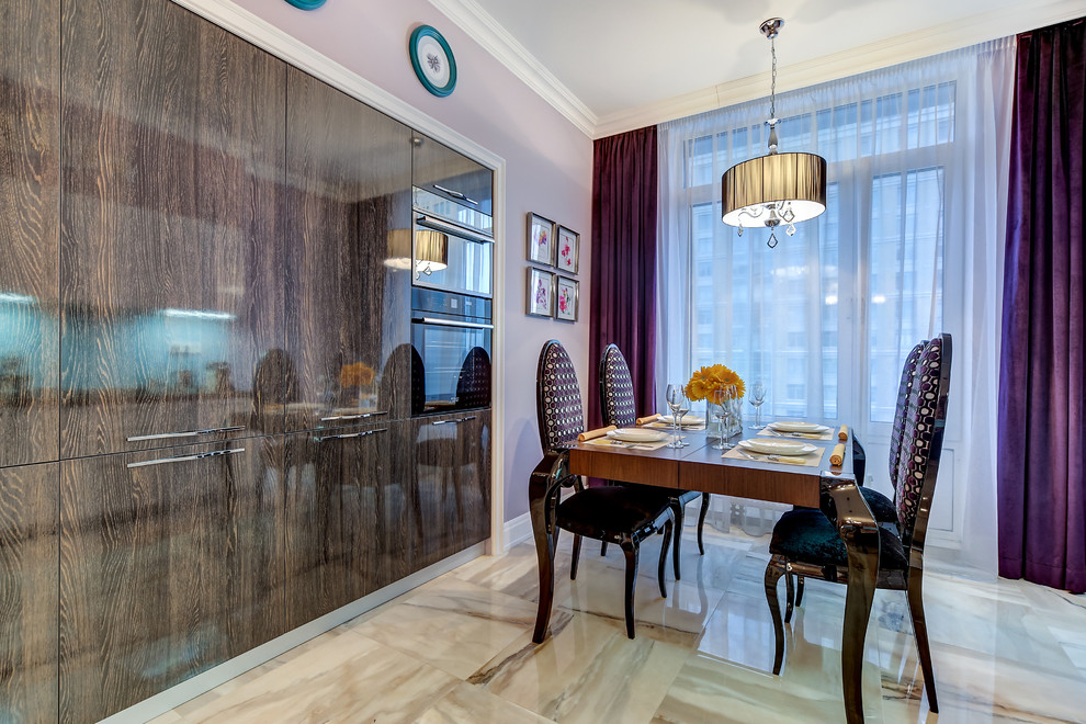 Immagine di una sala da pranzo aperta verso la cucina boho chic con pavimento in gres porcellanato