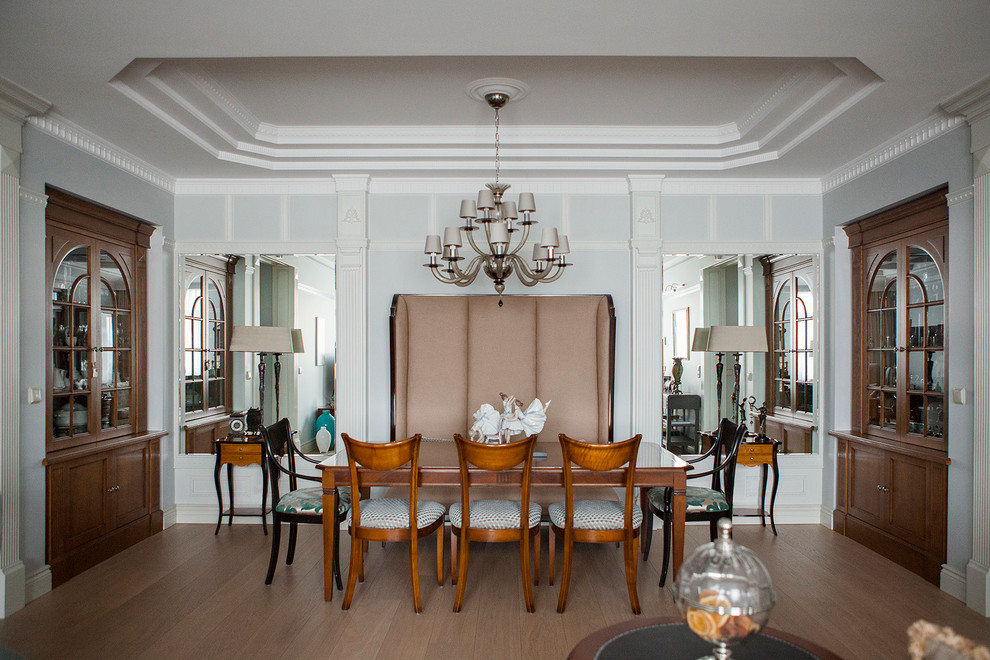 Пример оригинального дизайна: гостиная-столовая в классическом стиле с паркетным полом среднего тона