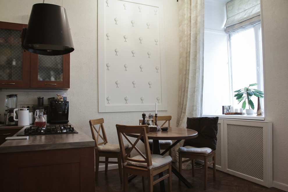 Immagine di una piccola sala da pranzo rustica