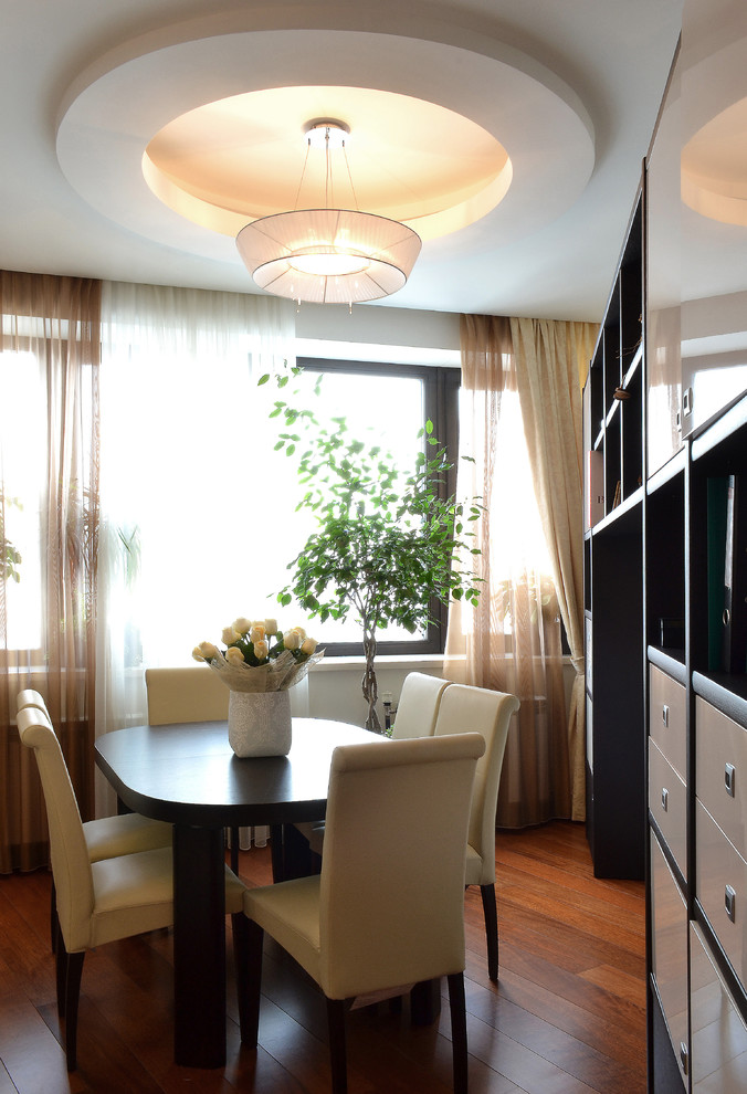 Ispirazione per una sala da pranzo aperta verso il soggiorno design di medie dimensioni con pareti beige