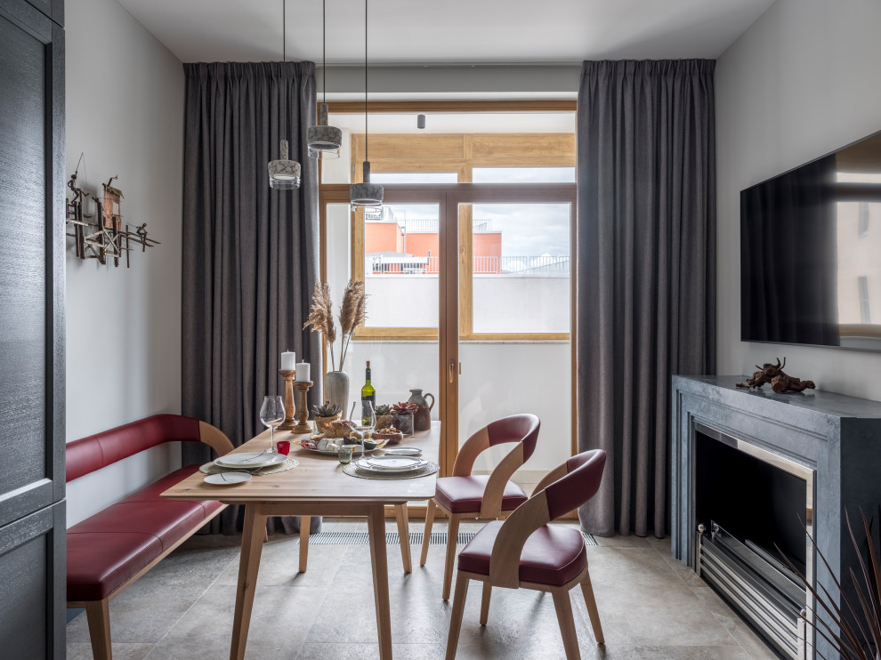 Réalisation d'une salle à manger ouverte sur la cuisine tradition de taille moyenne avec un mur gris, une cheminée ribbon, un sol en carrelage de porcelaine et un sol beige.
