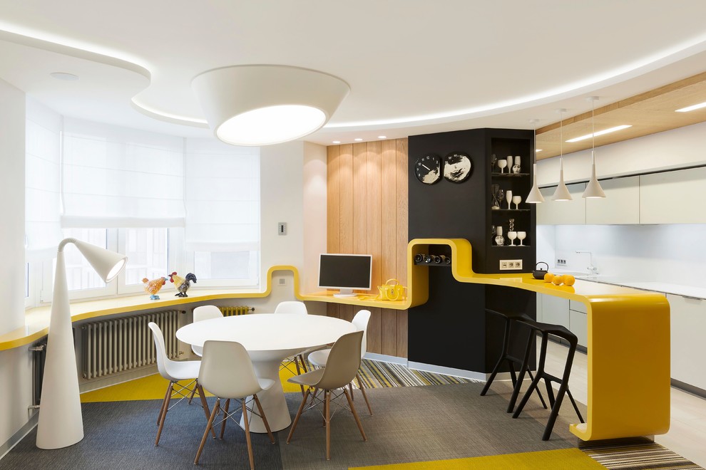 Réalisation d'une salle à manger ouverte sur le salon design avec un mur blanc, moquette, un sol multicolore et éclairage.
