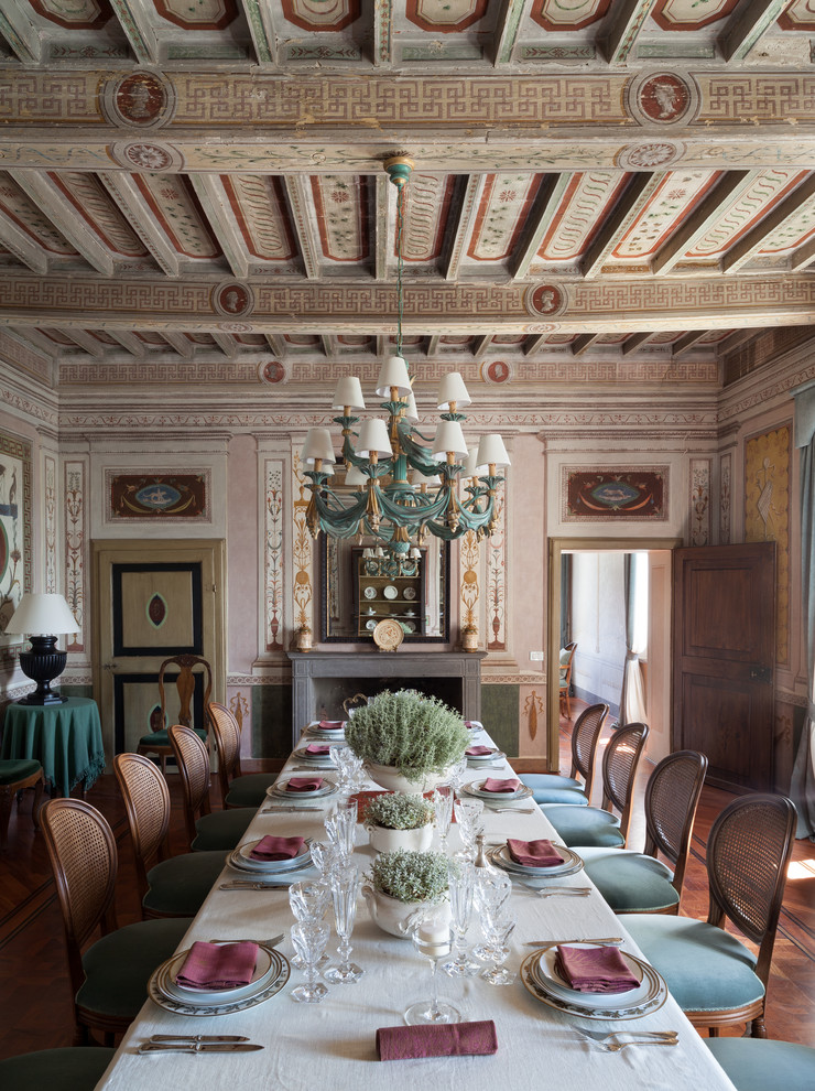 Foto di una sala da pranzo vittoriana chiusa con pareti multicolore, parquet scuro, camino classico e pavimento marrone