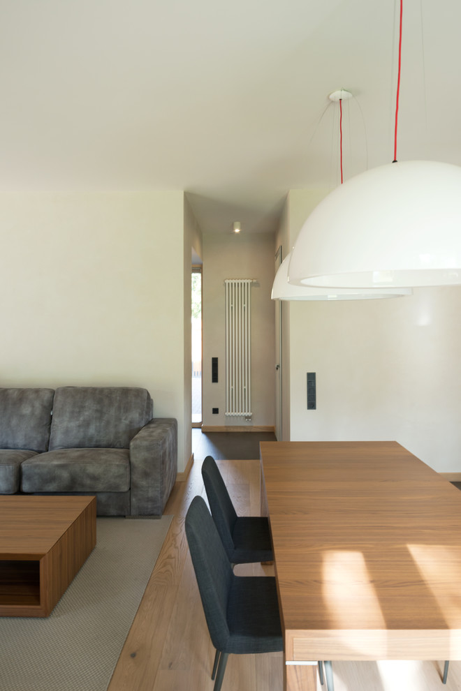 Свежая идея для дизайна: кухня-столовая среднего размера в современном стиле с белыми стенами, светлым паркетным полом и бежевым полом - отличное фото интерьера