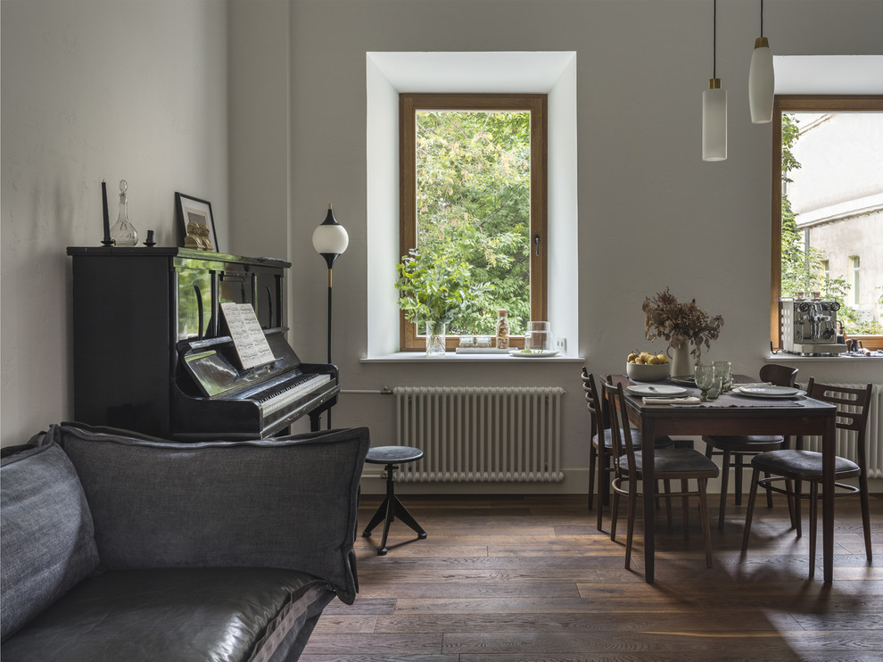 Источник вдохновения для домашнего уюта: гостиная-столовая в стиле неоклассика (современная классика) с белыми стенами, темным паркетным полом и коричневым полом