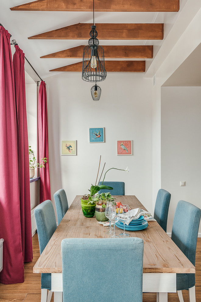 Idee per una grande sala da pranzo aperta verso la cucina chic con pareti bianche, pavimento in legno massello medio e pavimento marrone