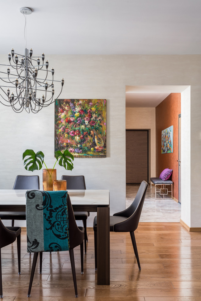 Modernes Esszimmer mit beiger Wandfarbe, braunem Holzboden und braunem Boden in Sonstige