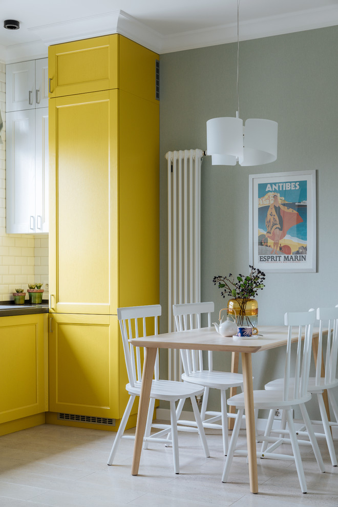 Cette photo montre une salle à manger ouverte sur la cuisine chic avec un mur vert, parquet clair et un sol beige.