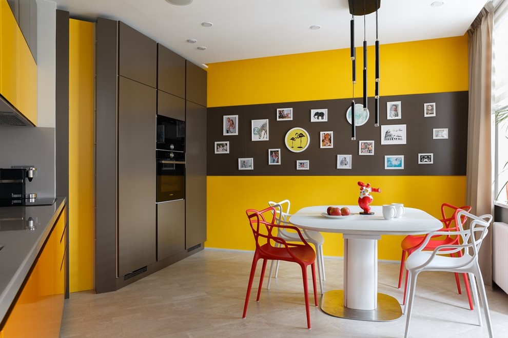 Пример оригинального дизайна: кухня-столовая в современном стиле с разноцветными стенами и бежевым полом