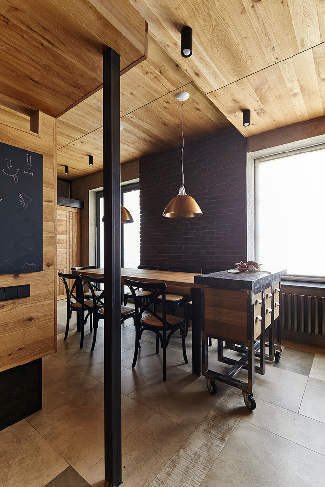 Foto di una piccola sala da pranzo aperta verso il soggiorno industriale con pavimento con piastrelle in ceramica e pavimento grigio