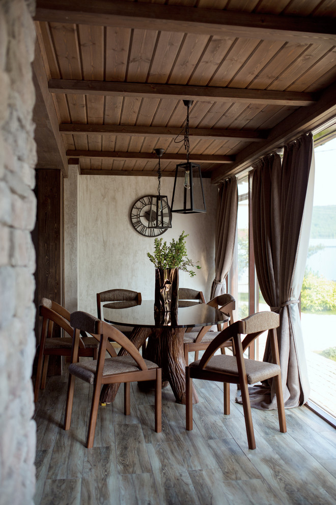 Стильный дизайн: маленькая столовая в стиле неоклассика (современная классика) с бежевыми стенами и коричневым полом для на участке и в саду - последний тренд