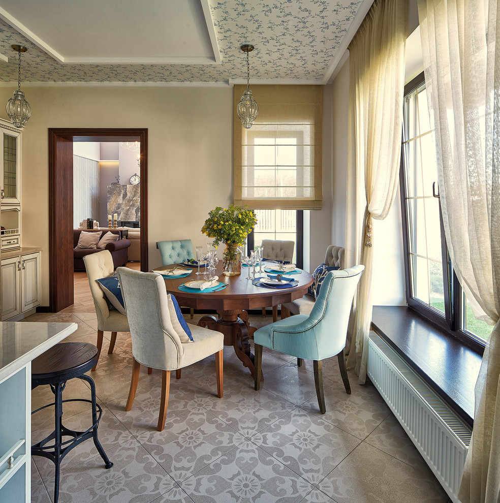 Klassische Wohnküche mit beiger Wandfarbe und beigem Boden in Jekaterinburg