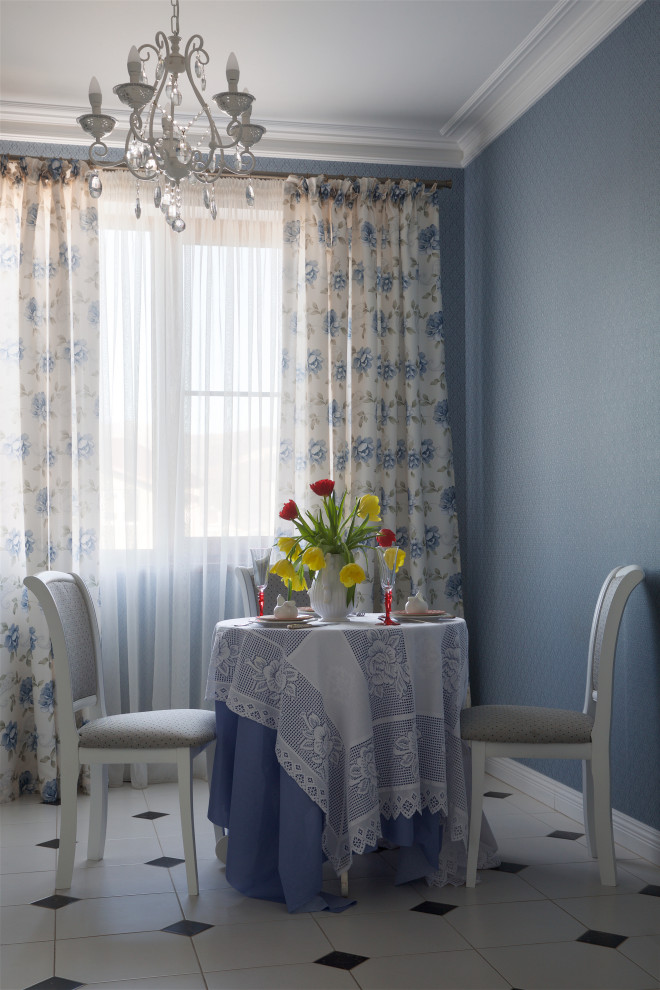 Идея дизайна: кухня-столовая среднего размера в стиле кантри с синими стенами, полом из керамической плитки, белым полом и обоями на стенах