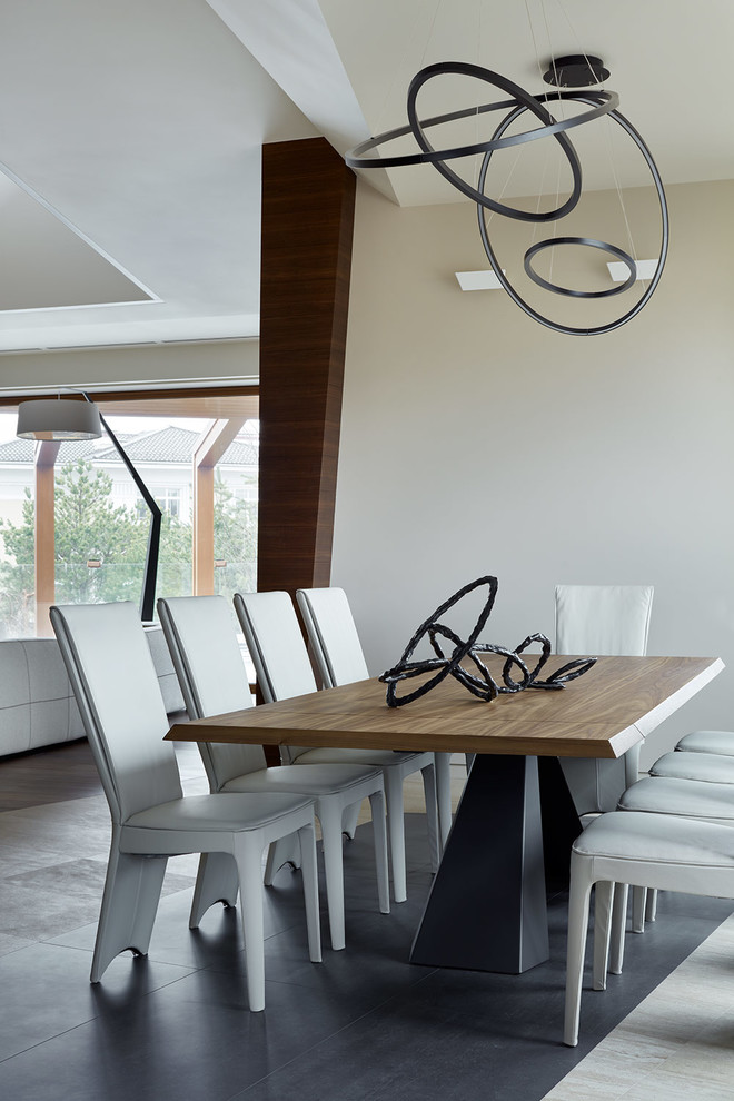 Esempio di una sala da pranzo aperta verso il soggiorno design con pareti beige e pavimento nero