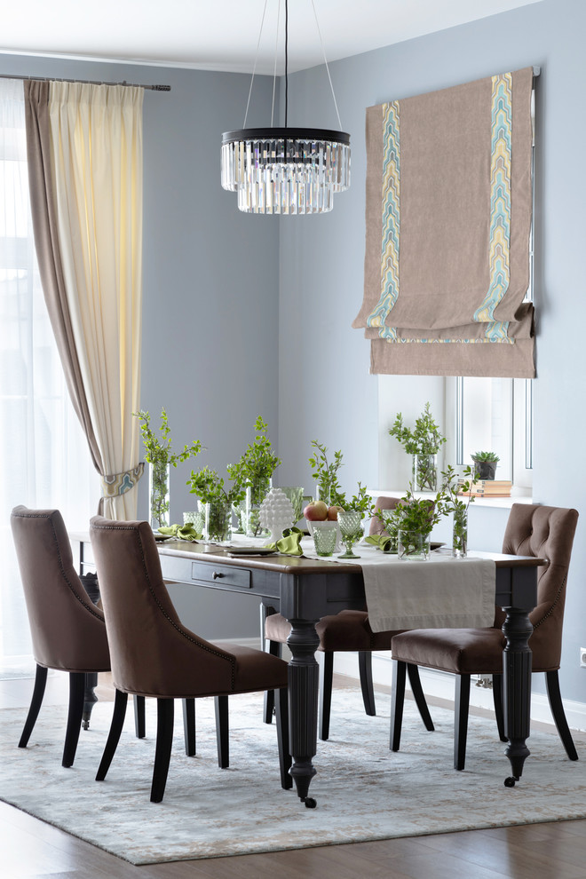 Ispirazione per una sala da pranzo aperta verso il soggiorno chic di medie dimensioni con pareti grigie, pavimento in laminato e pavimento beige