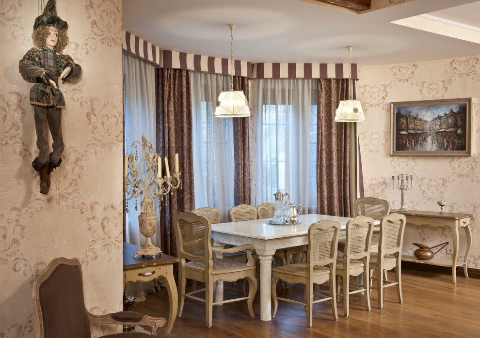 На фото: гостиная-столовая среднего размера в классическом стиле с бежевыми стенами и паркетным полом среднего тона