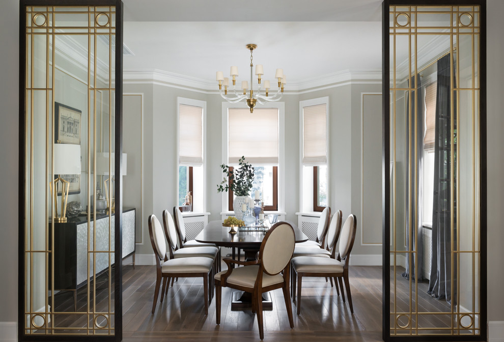 Ispirazione per una sala da pranzo classica chiusa con pareti grigie, pavimento in legno massello medio e pavimento marrone