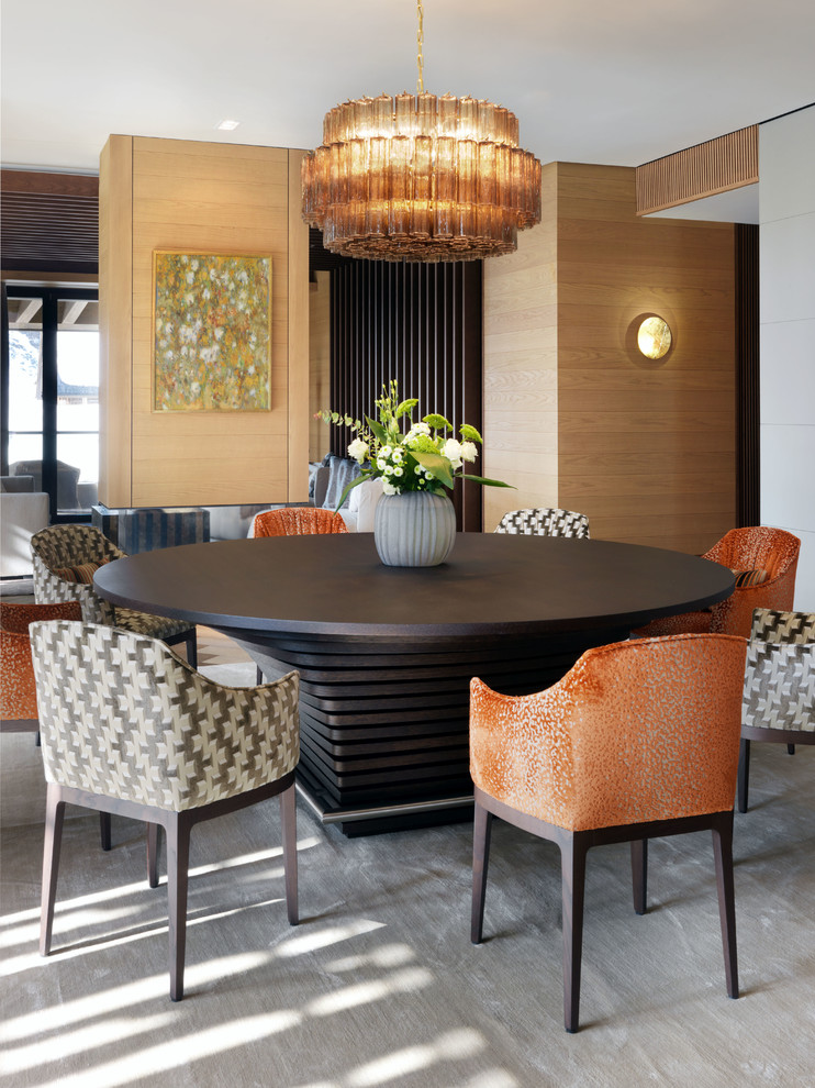 Идея дизайна: столовая в стиле фьюжн с коричневыми стенами и паркетным полом среднего тона
