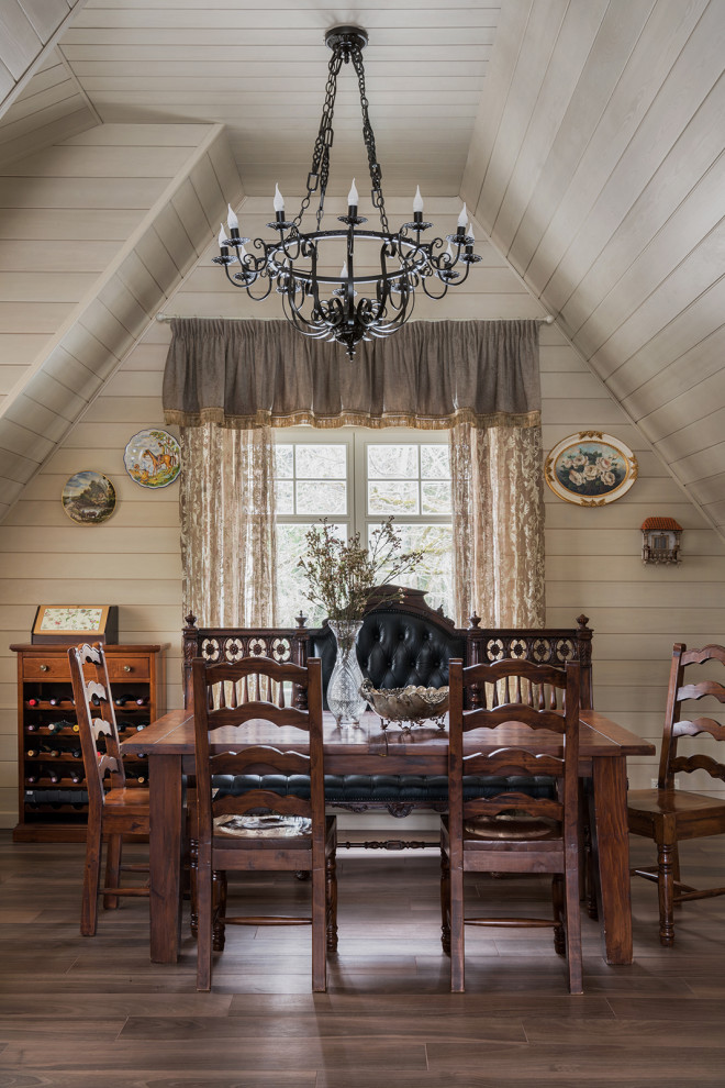 Cette image montre une grande salle à manger ouverte sur la cuisine traditionnelle avec un mur beige, un sol en carrelage de porcelaine, un sol marron, un plafond en lambris de bois et du lambris de bois.