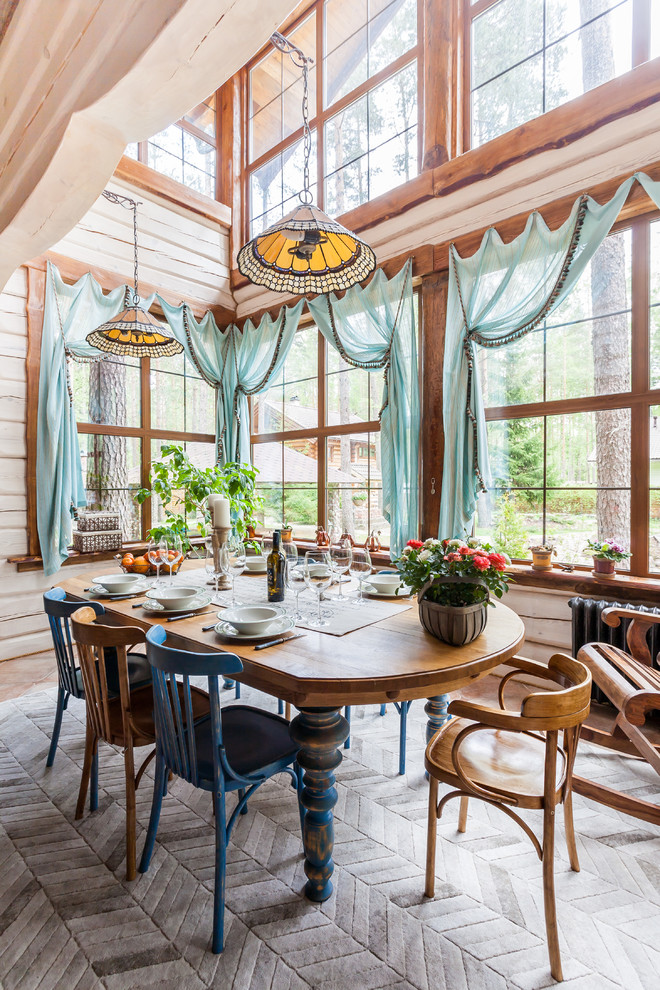 Immagine di una sala da pranzo country con pareti beige e moquette
