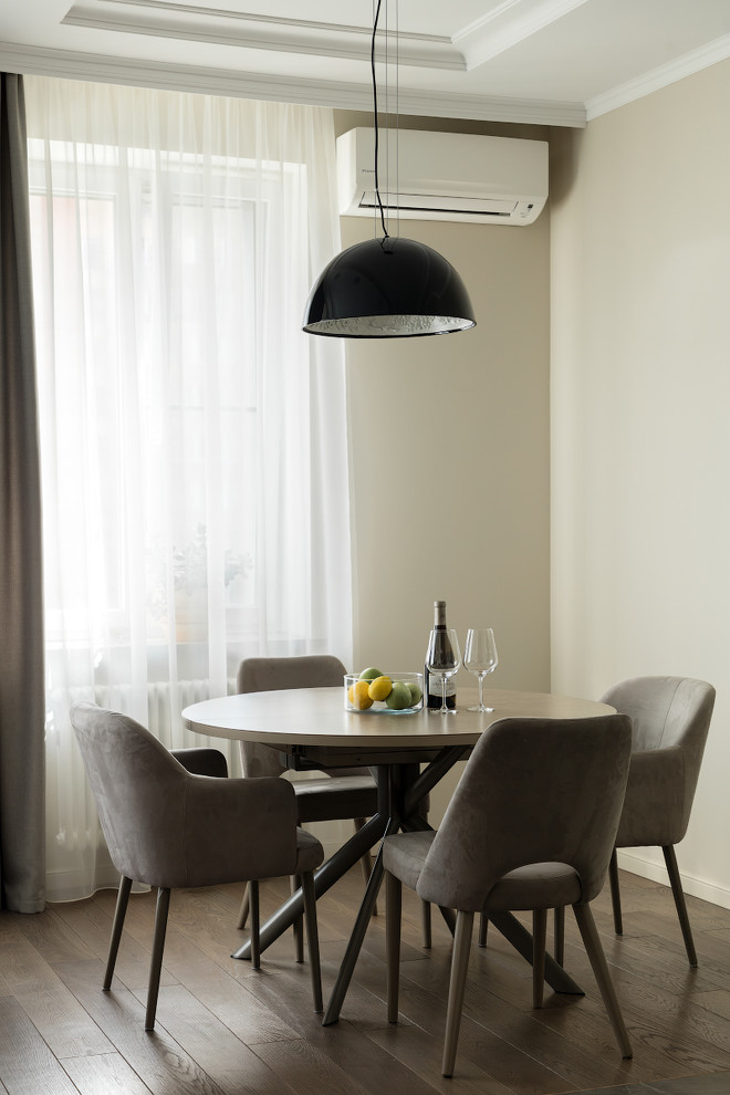 Ispirazione per una sala da pranzo aperta verso il soggiorno design con pareti bianche, parquet scuro e pavimento marrone