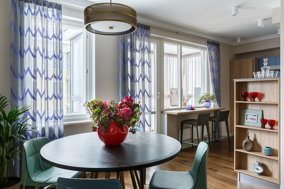 Idee per una sala da pranzo aperta verso la cucina design di medie dimensioni con pareti beige, pavimento in legno massello medio e pavimento marrone