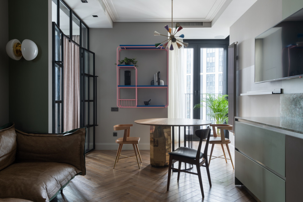 Источник вдохновения для домашнего уюта: столовая в стиле фьюжн с серыми стенами, паркетным полом среднего тона и коричневым полом