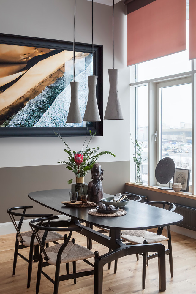 Idee per una sala da pranzo contemporanea di medie dimensioni con pareti grigie, pavimento in legno massello medio e pavimento marrone