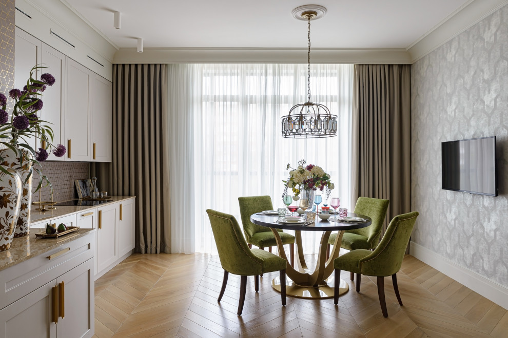 Стильный дизайн: кухня-столовая в стиле неоклассика (современная классика) с серыми стенами, паркетным полом среднего тона, коричневым полом и обоями на стенах - последний тренд