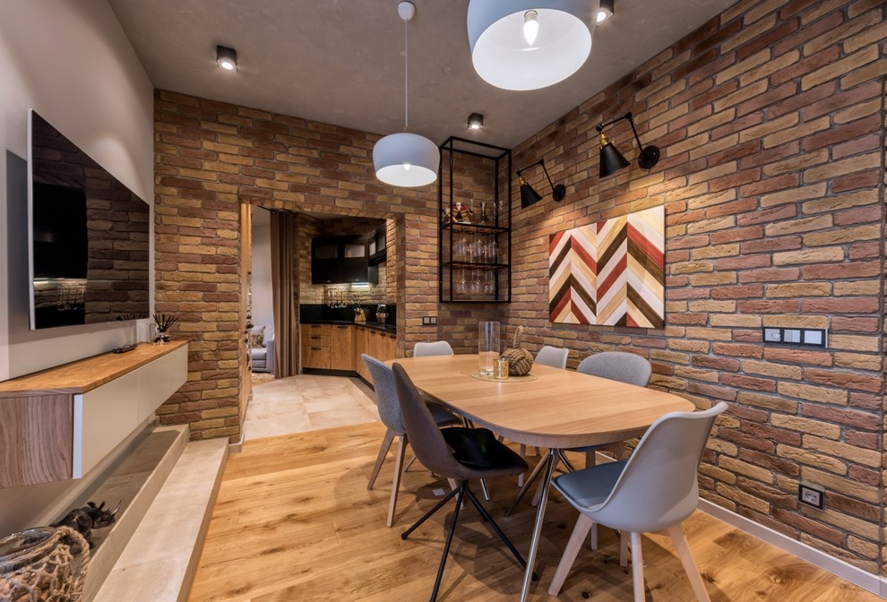 Inspiration pour une salle à manger urbaine avec un mur marron, un sol en bois brun et un sol marron.