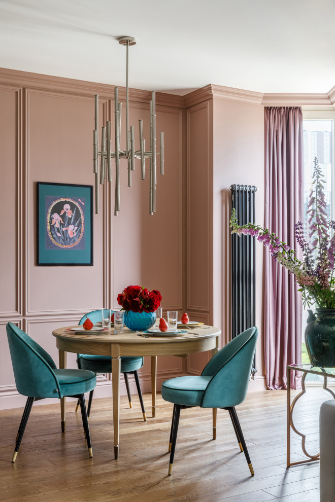 Свежая идея для дизайна: кухня-столовая в современном стиле с розовыми стенами и паркетным полом среднего тона - отличное фото интерьера