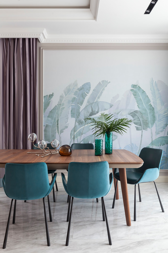 Foto di una sala da pranzo design con pareti multicolore e pavimento grigio