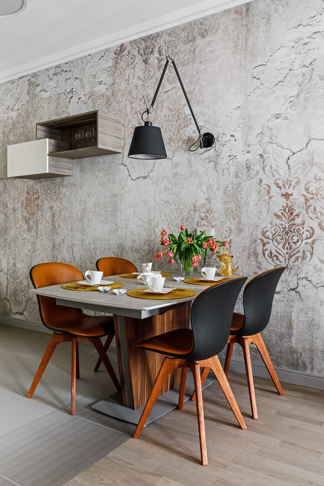 Источник вдохновения для домашнего уюта: кухня-столовая среднего размера в современном стиле с серыми стенами, полом из керамической плитки и серым полом