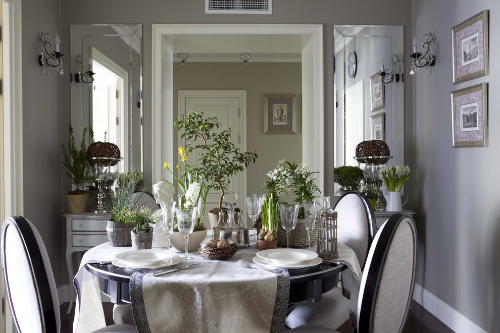 Idée de décoration pour une salle à manger tradition fermée avec un mur gris.