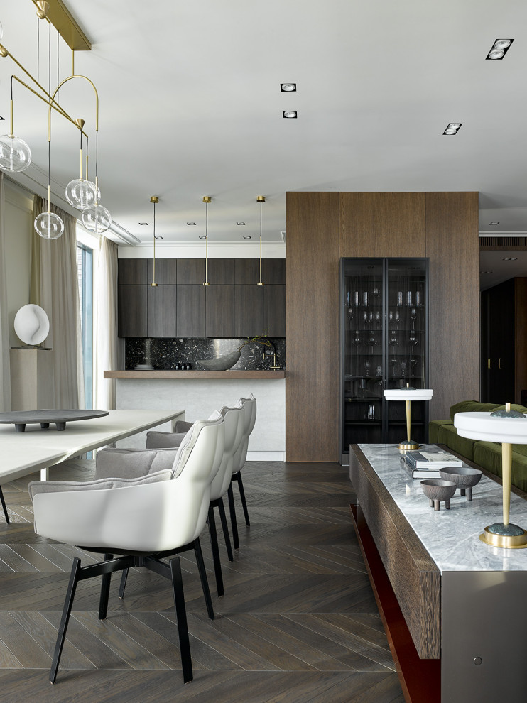 Идея дизайна: большая гостиная-столовая в современном стиле с коричневым полом