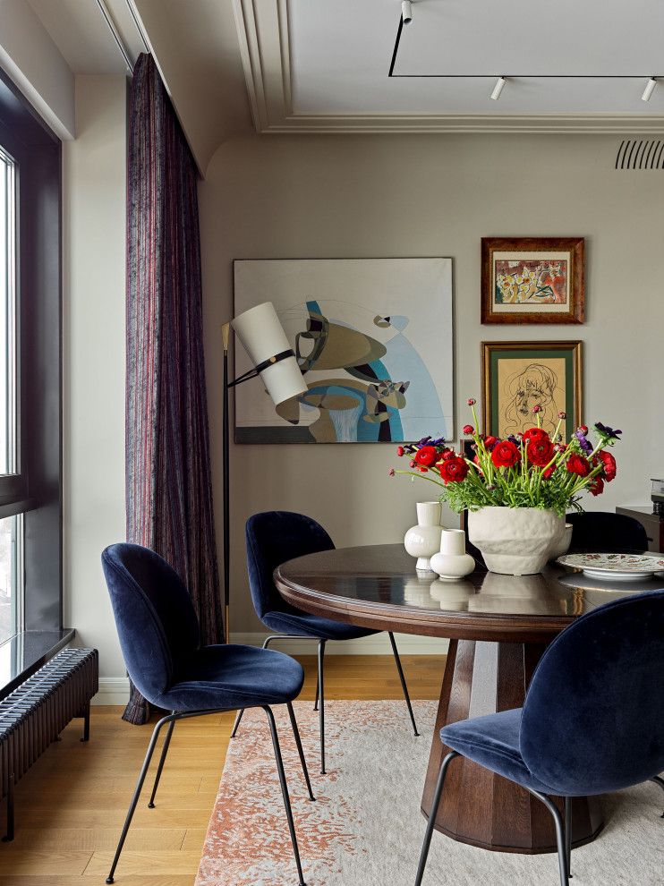 Идея дизайна: гостиная-столовая среднего размера в стиле неоклассика (современная классика) с коричневым полом и бежевыми стенами