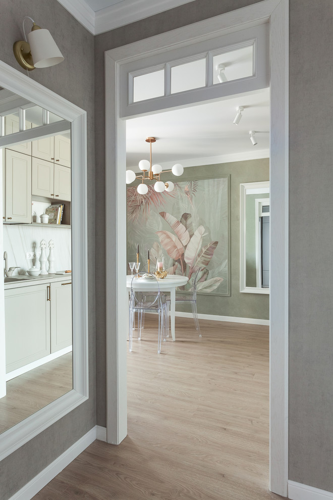 Inspiration pour une petite salle à manger ouverte sur la cuisine traditionnelle avec un mur vert, sol en stratifié et un sol beige.