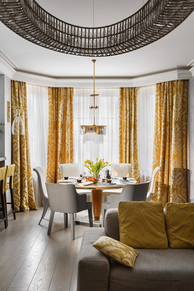 Пример оригинального дизайна: гостиная-столовая в классическом стиле с светлым паркетным полом