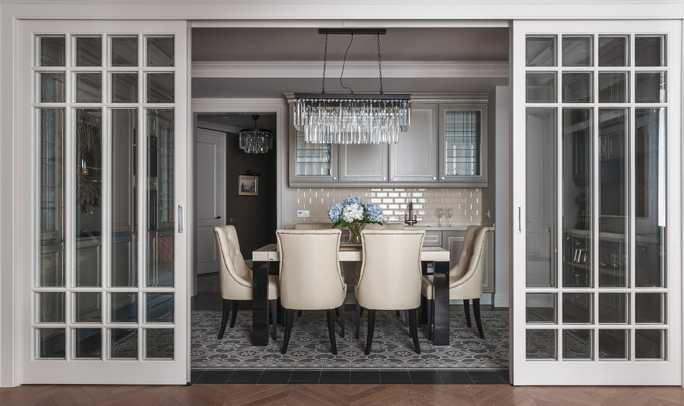 Ispirazione per una sala da pranzo aperta verso la cucina classica con pavimento grigio e pareti beige
