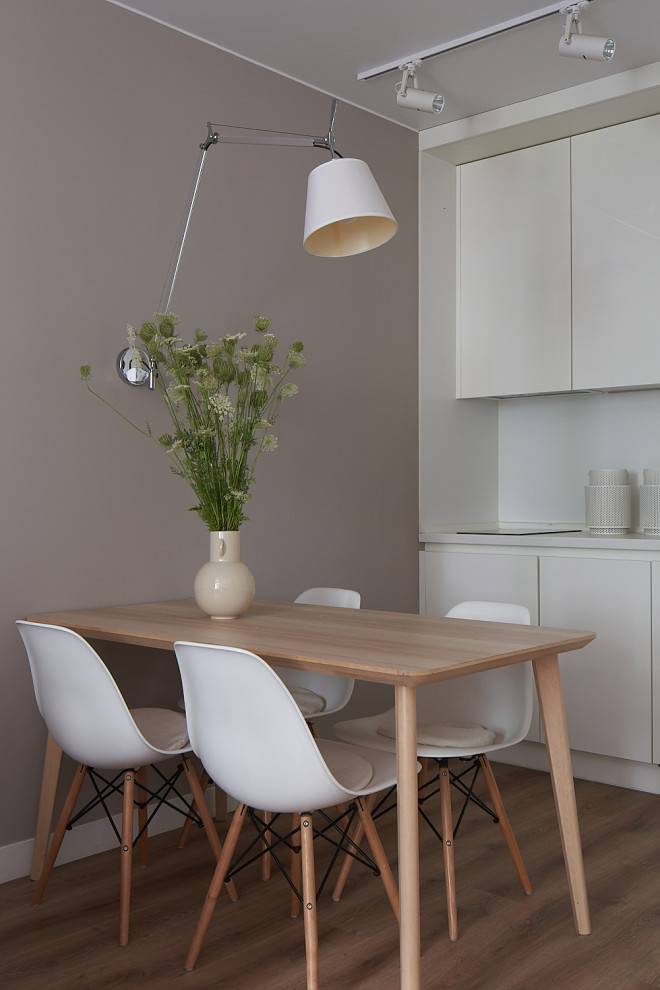 Свежая идея для дизайна: кухня-столовая среднего размера в современном стиле с серыми стенами и коричневым полом - отличное фото интерьера