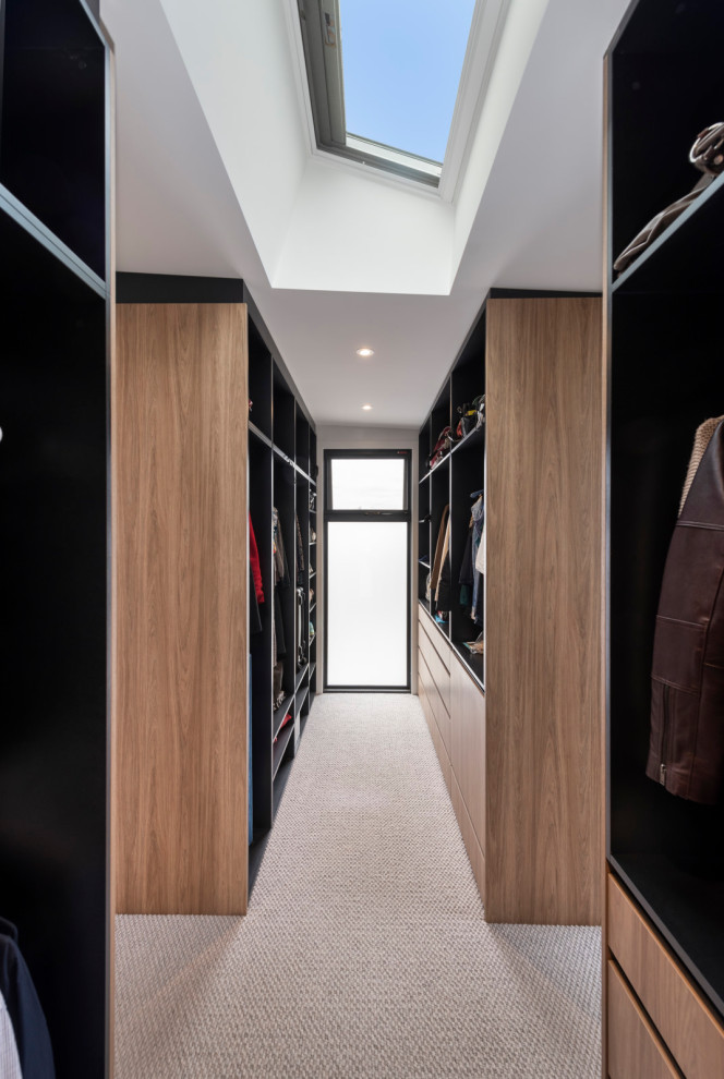 Mittelgroßer, Neutraler Moderner Begehbarer Kleiderschrank mit offenen Schränken, hellbraunen Holzschränken, Teppichboden und grauem Boden in Melbourne