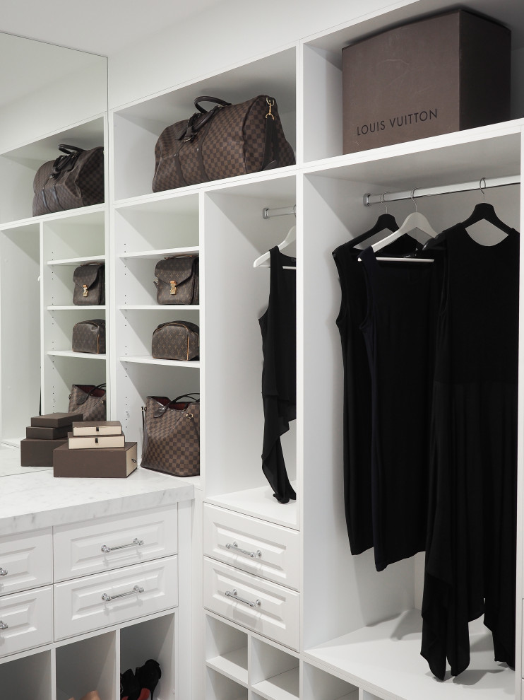 Modelo de armario vestidor contemporáneo pequeño con armarios estilo shaker, puertas de armario blancas y moqueta
